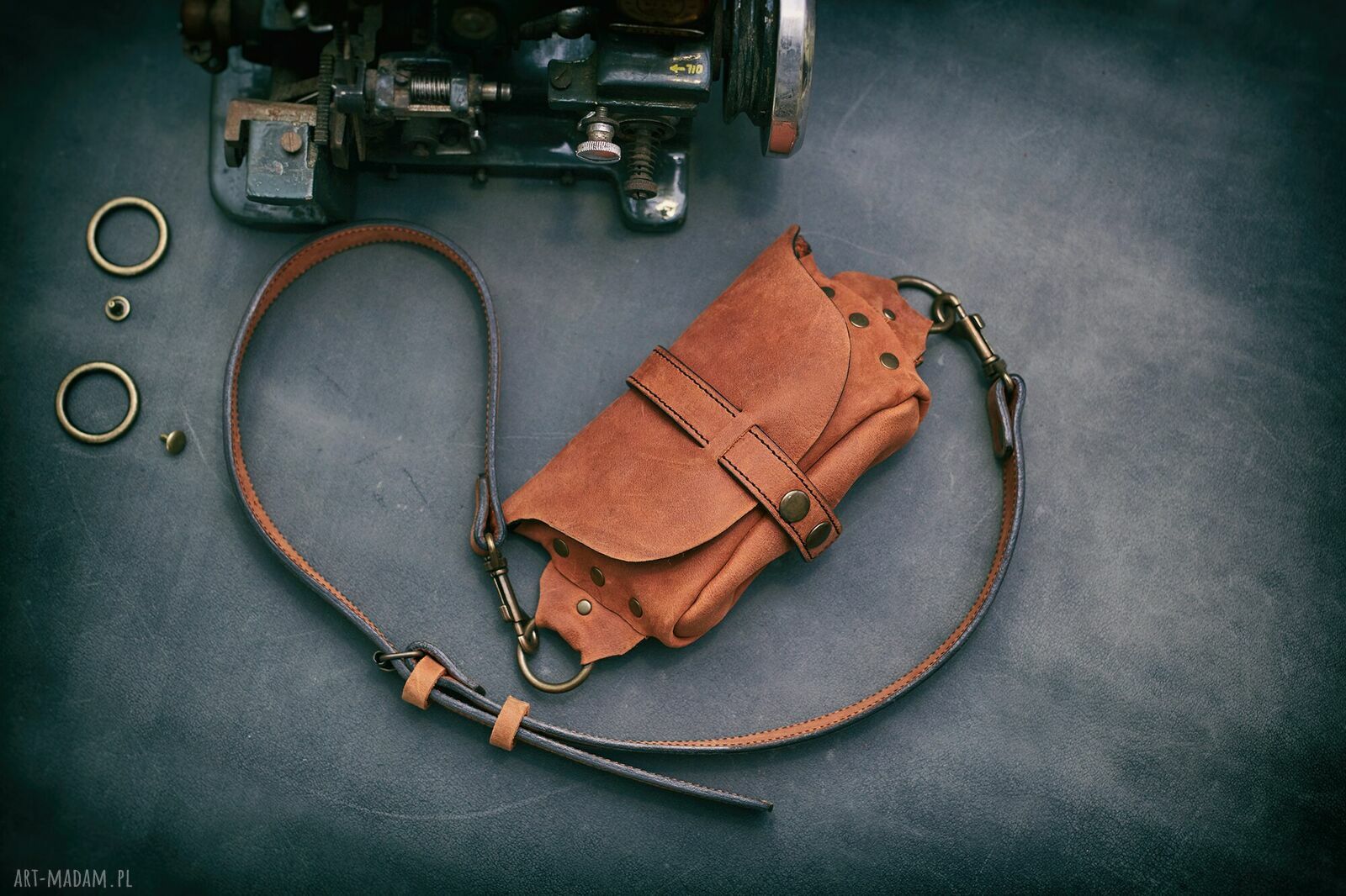 Mała nerka 2w1 - stylowa saszetka z funkcją torebki na ramię