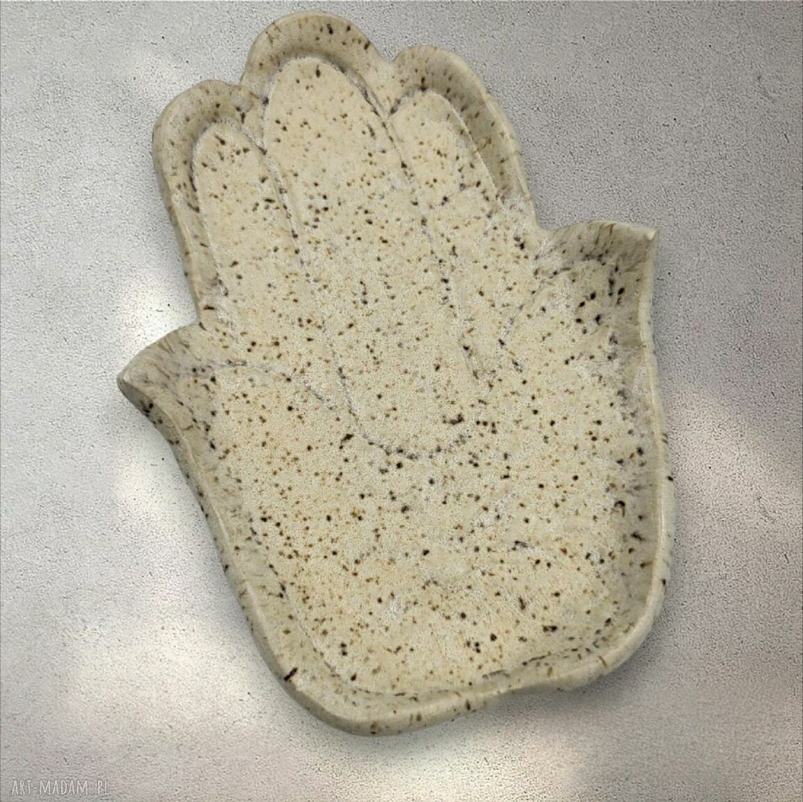 Mała podstawka pod biżuterię - Ręka Fatimy (Chamsa) beżowa ceramika handmade