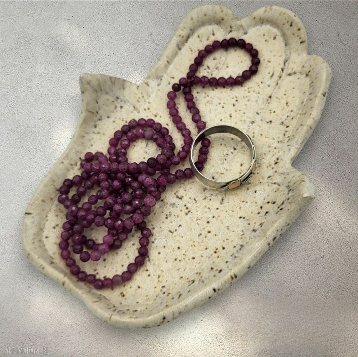 Mała podstawka pod biżuterię - Ręka Fatimy (Chamsa) beżowa ceramika handmade