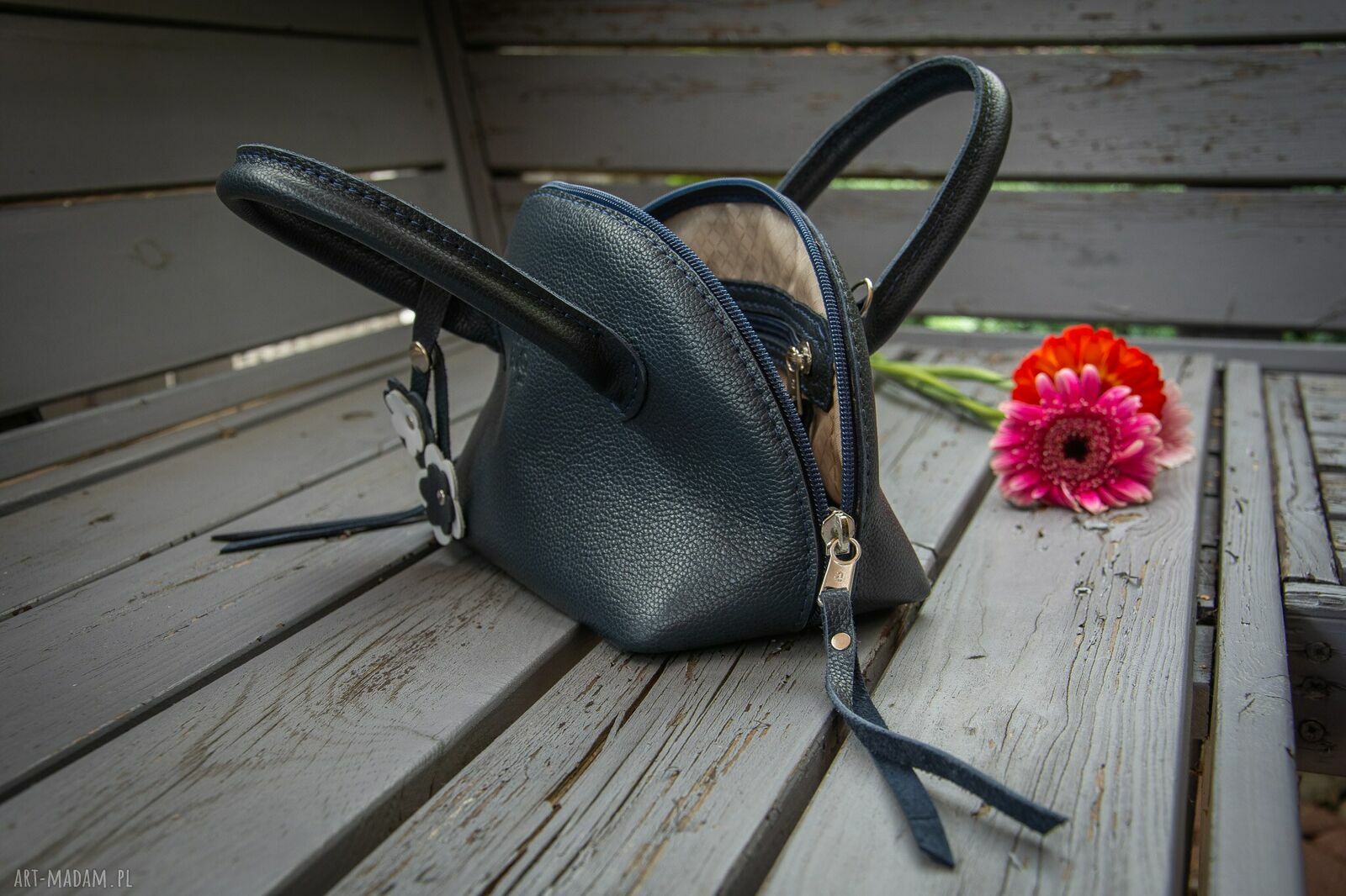 Mała granatowa torebka skórzana na ukos (crossbody) LadyBuQ Art