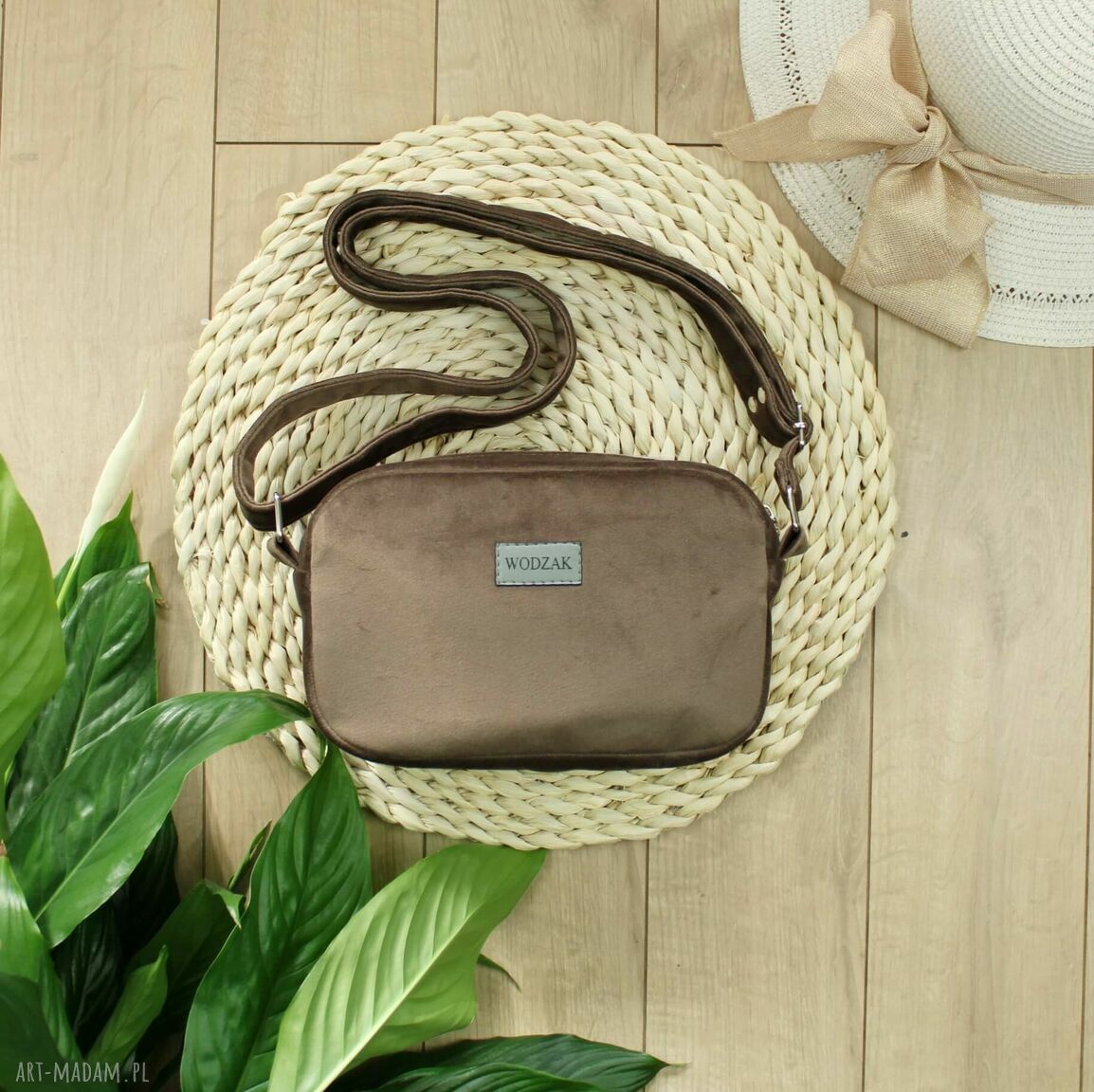 Listonoszka mini brązowego weluru brązowa torebka kopertówka mała