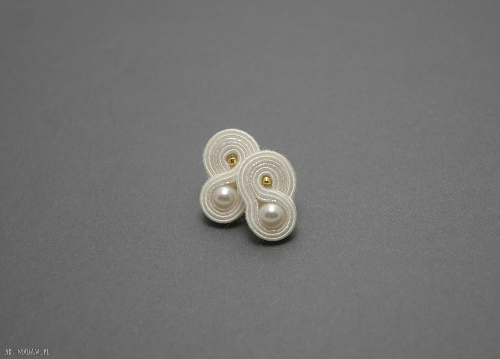 Małe białe kolczyki sutasz - trawiaste, haft ok. 2 cm