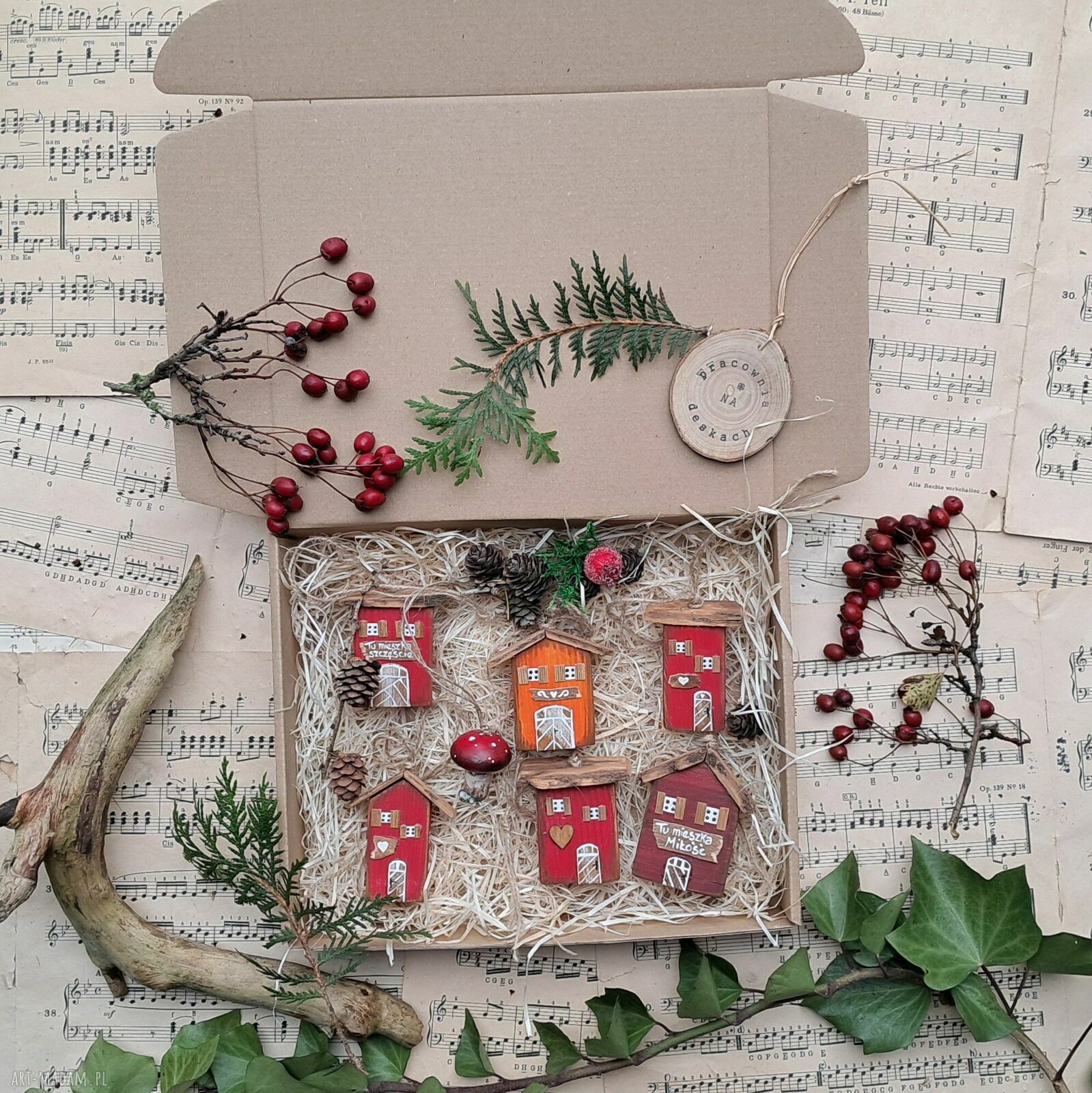 Ręcznie malowane małe domki do powieszenia - zestaw handmade do Twojego wnętrza