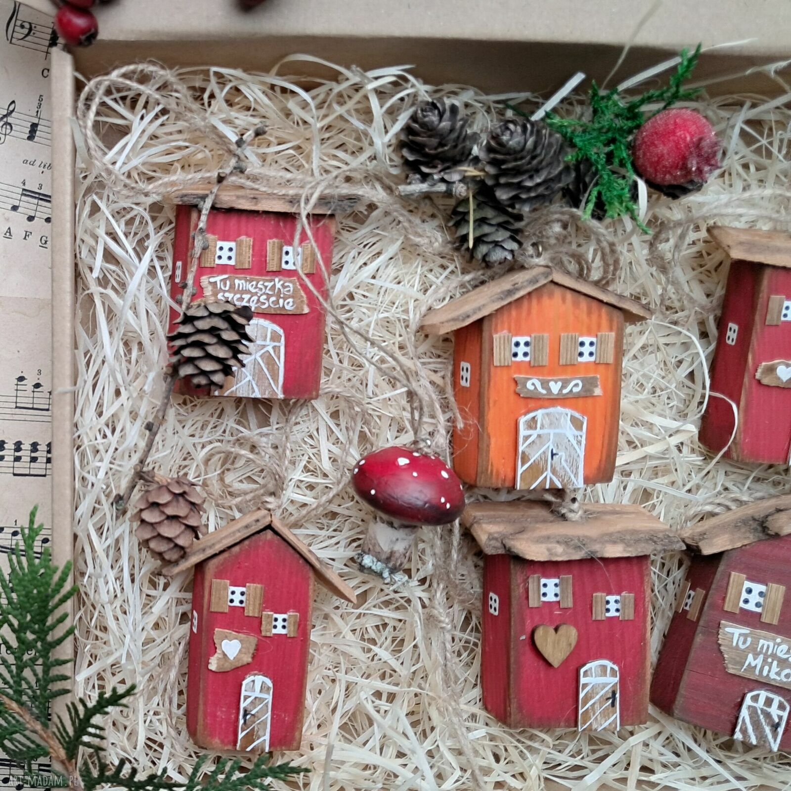 Ręcznie malowane małe domki do powieszenia - zestaw handmade do Twojego wnętrza