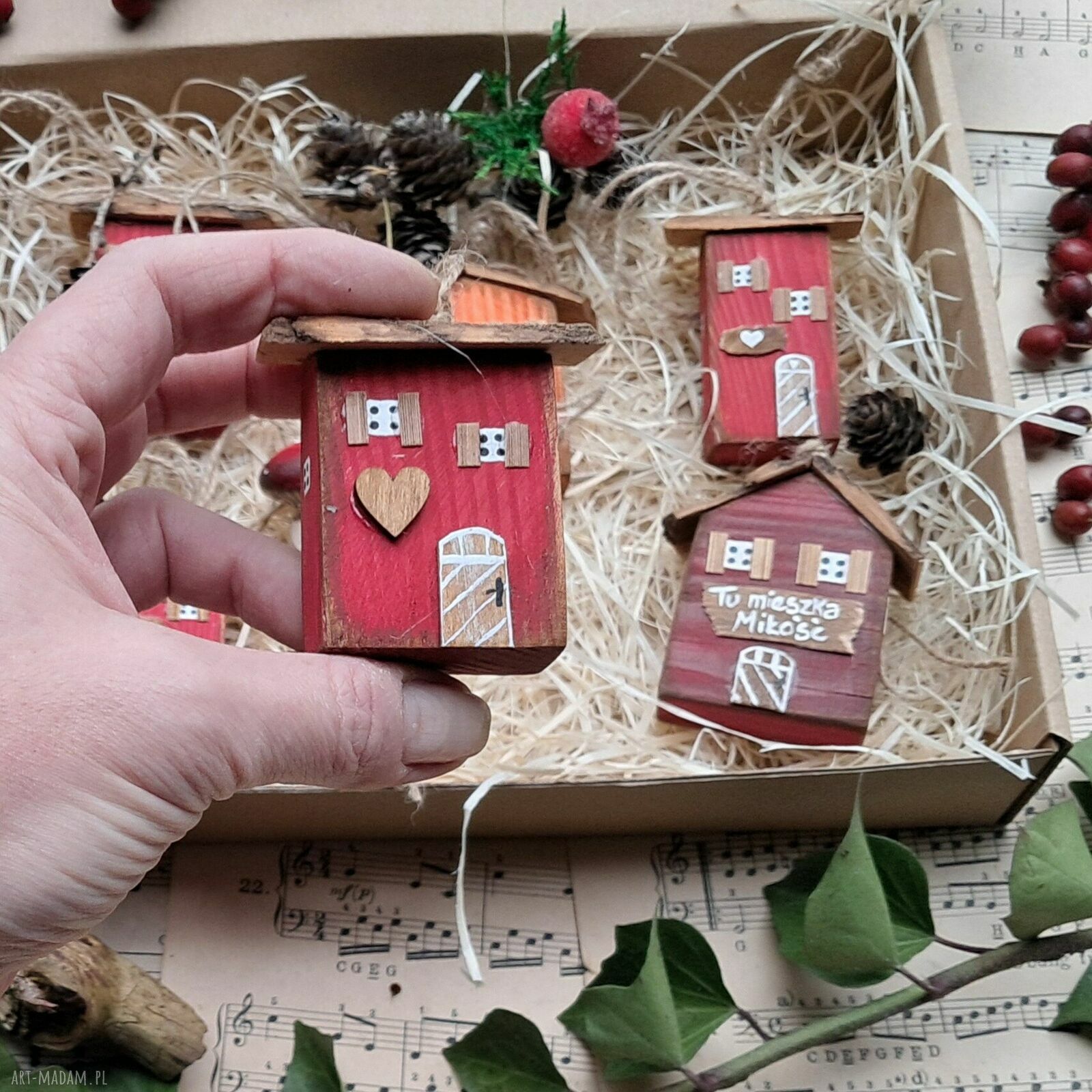 Ręcznie malowane małe domki do powieszenia - zestaw handmade do Twojego wnętrza