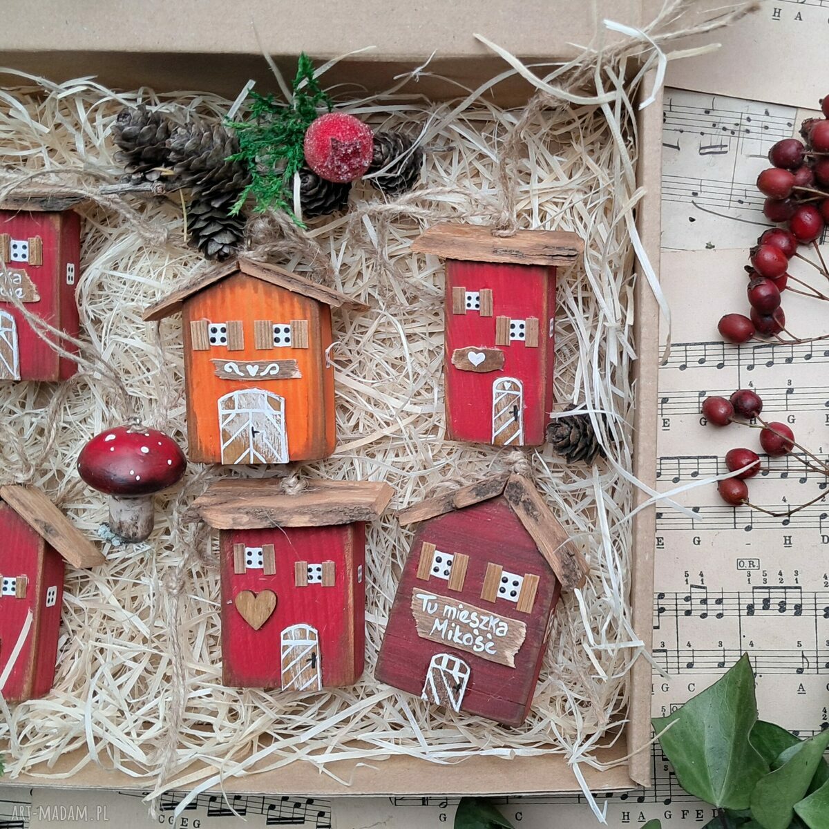 Ręcznie malowane małe domki do powieszenia - zestaw handmade do Twojego wnętrza