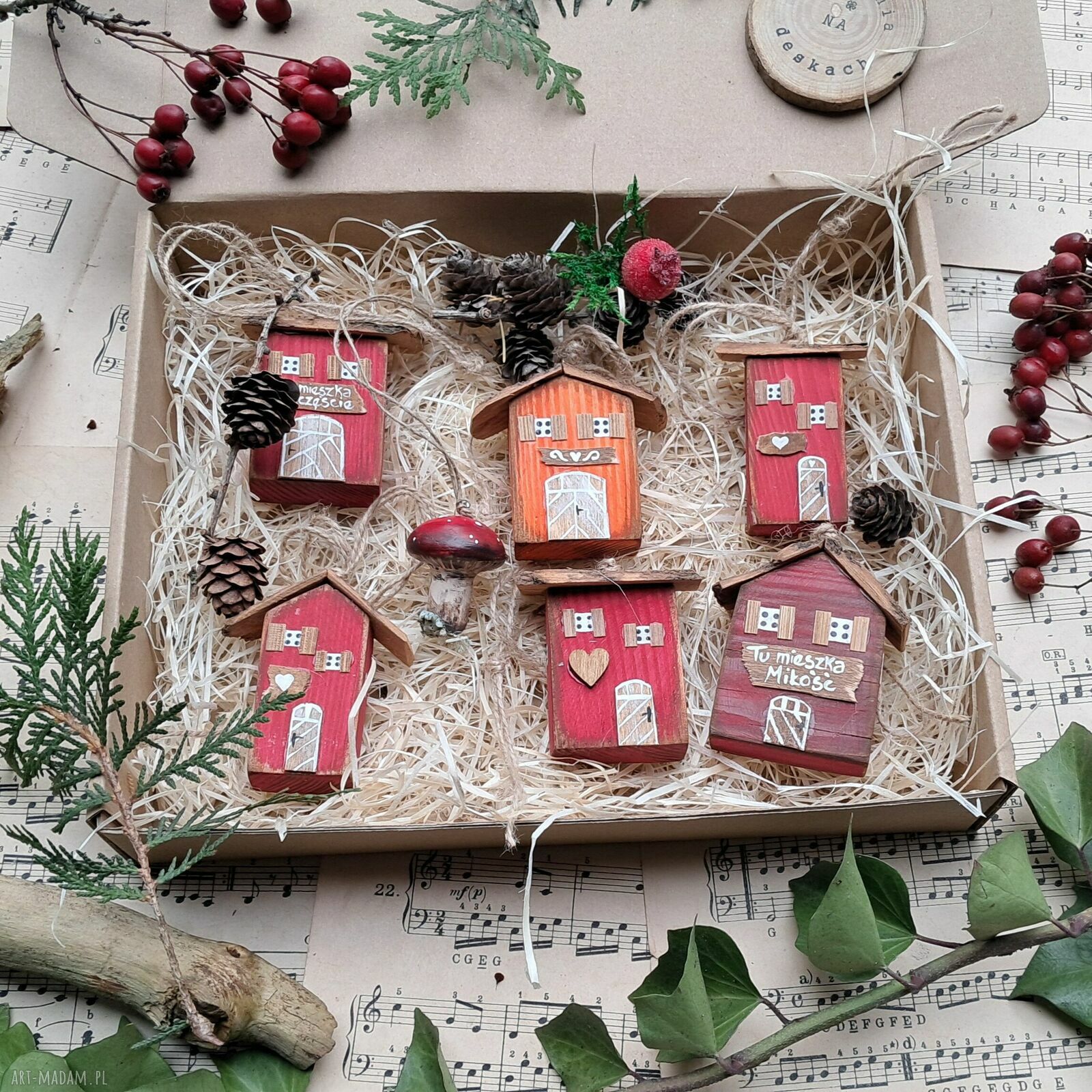 Ręcznie malowane małe domki do powieszenia - zestaw handmade do Twojego wnętrza