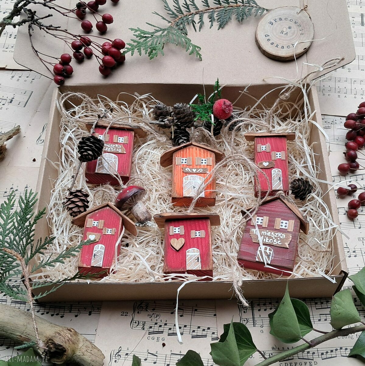 Ręcznie malowane małe domki do powieszenia - zestaw handmade do Twojego wnętrza