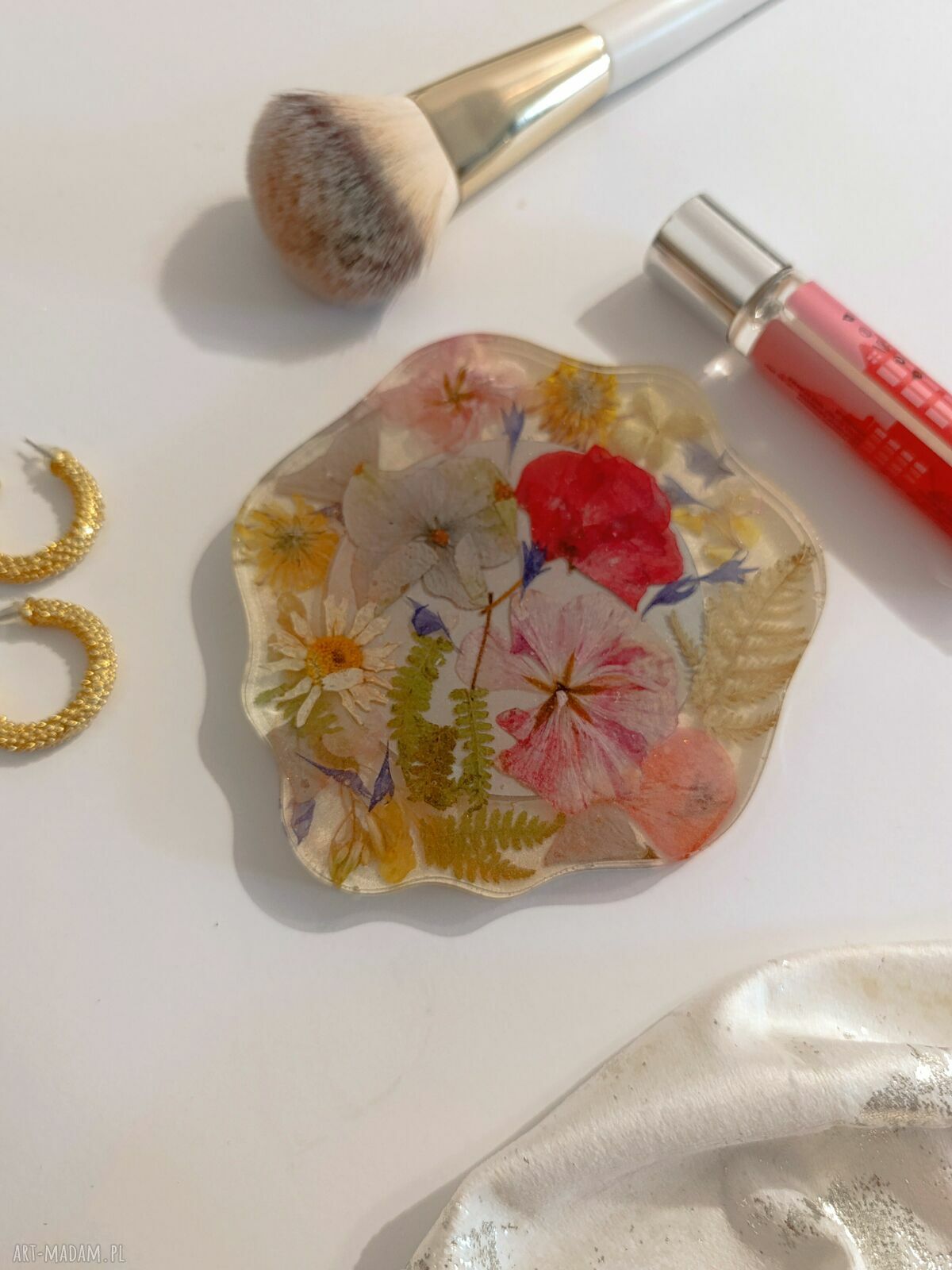 Małe kieszonkowe lusterko z suszonymi kwiatami