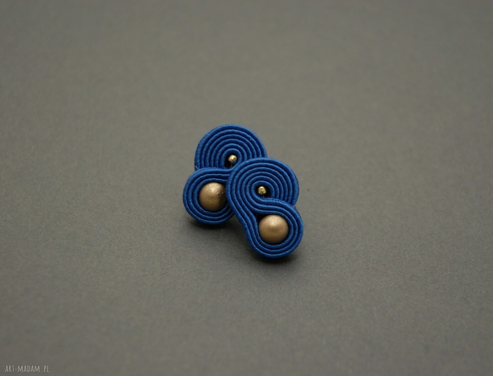 Małe kobaltowe kolczyki sutasz - delikatny blask ok. 2 cm