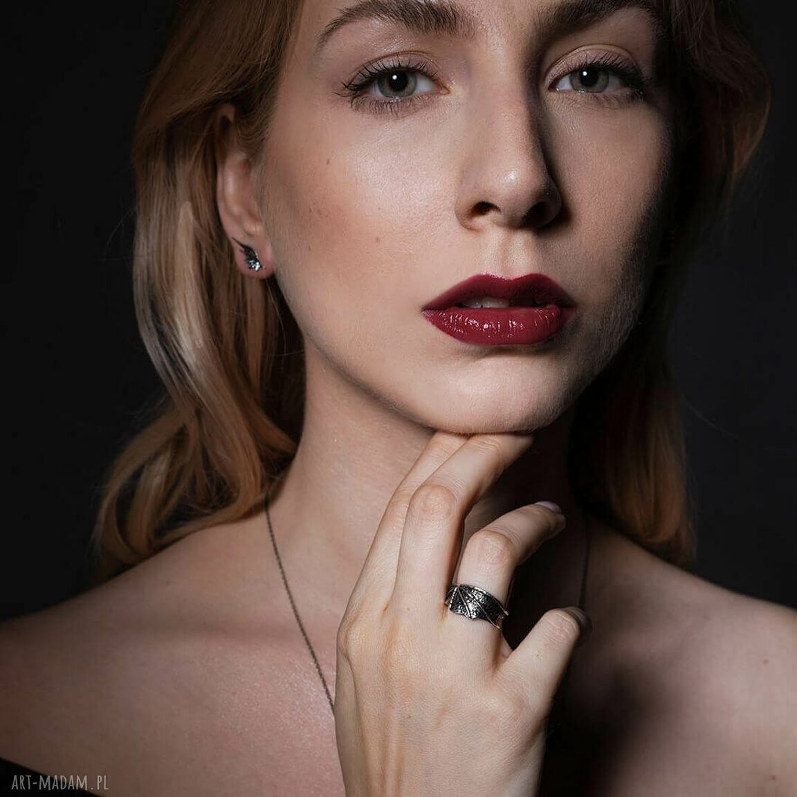 Małe kolczyki smocze ze srebra 925 skrzydła na sztyftach