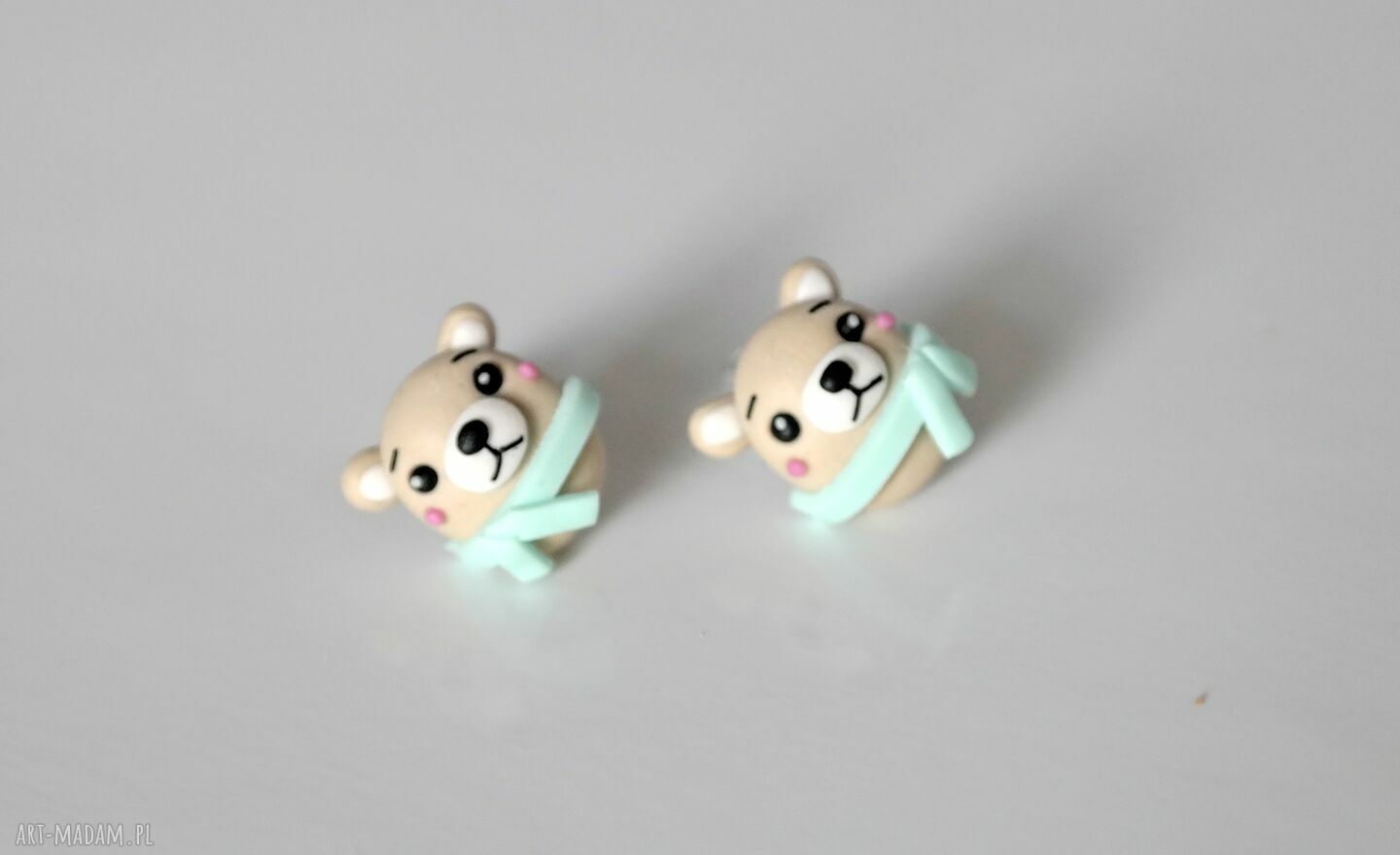 Małe misie w miętowych szaliczkach - kolczyki wkręty