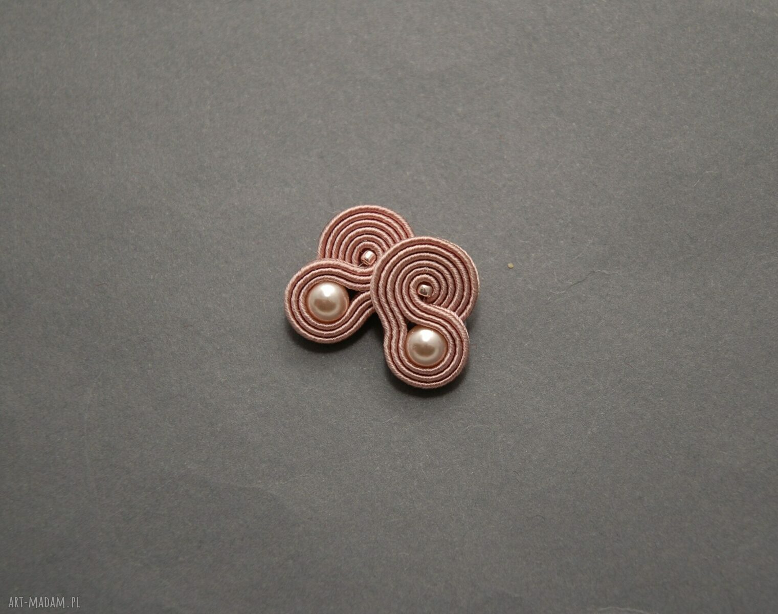 Małe różowe kolczyki sutasz z koralikami (ok. 2 cm)