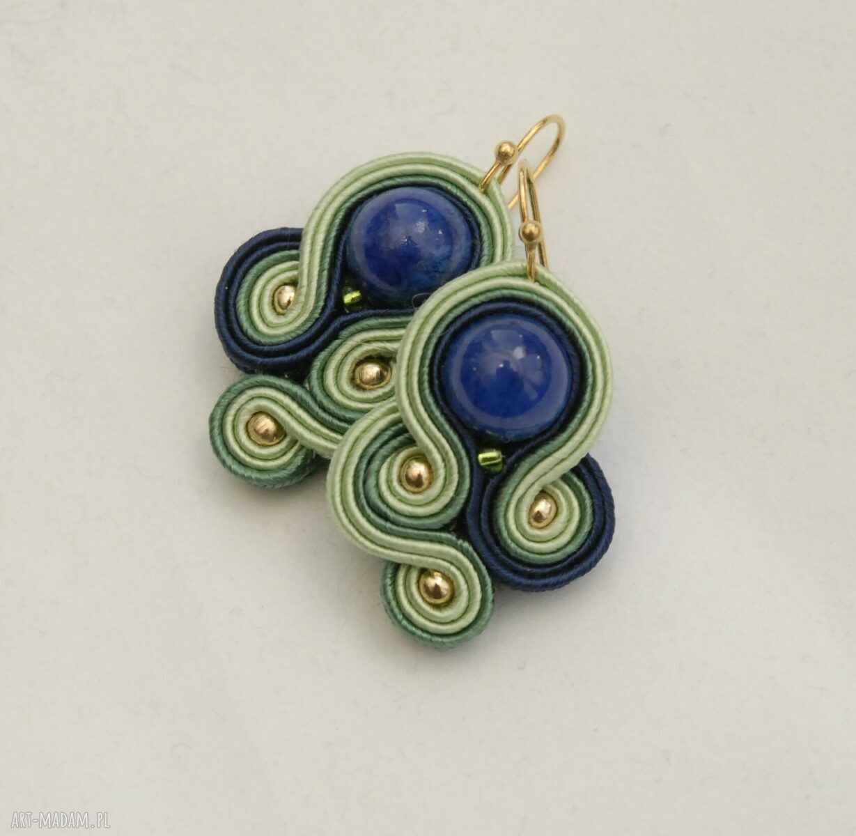 Małe kolczyki sutasz z jadeitami - haft soutache w kolorach zieleni i granatu