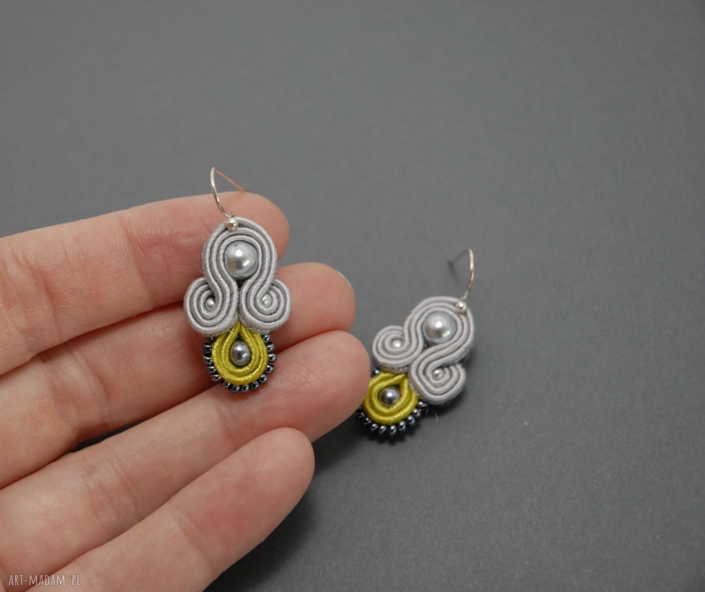 Małe kolczyki sutasz limonka z koralikami szklanymi - na biglach (ok. 3,5 cm)