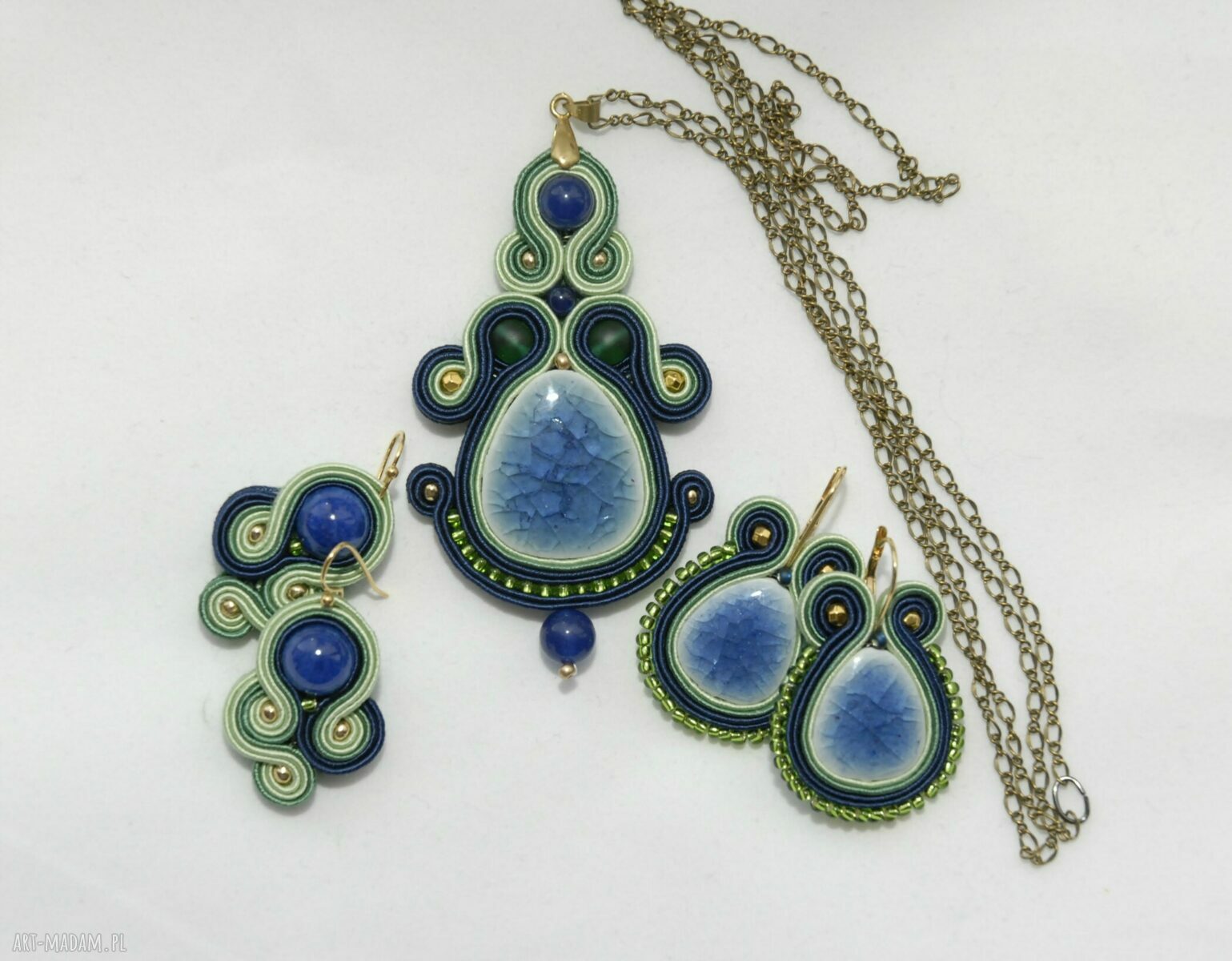 Małe kolczyki sutasz z jadeitami - haft soutache w kolorach zieleni i granatu