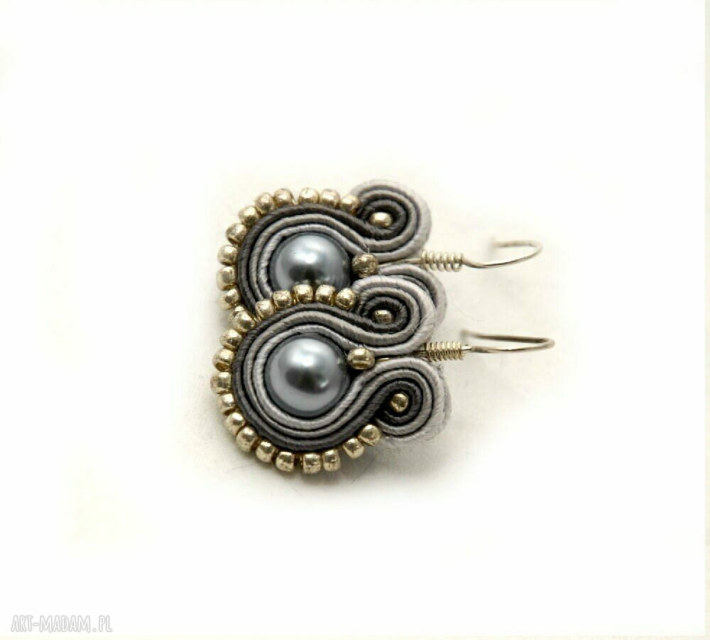 Małe kolczyki sutasz grafitowe z koralikami - subtelna niespodzianka