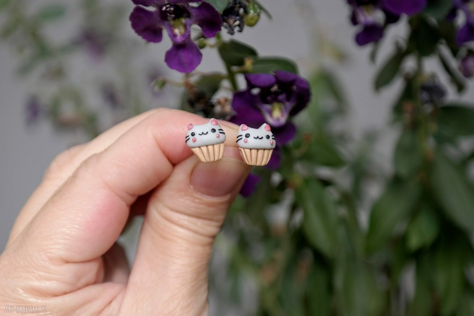 Maleńkie kolczyki Pusheen Kotki w babeczkach - modelina Fimo i lekkie wkrętki