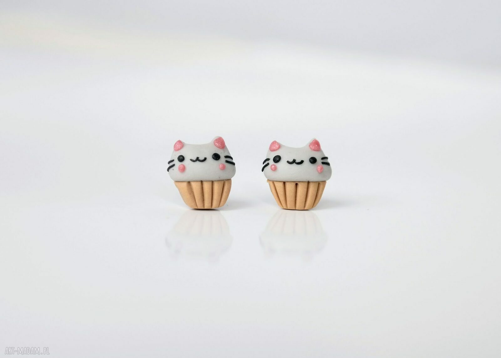 Maleńkie kolczyki Pusheen Kotki w babeczkach - modelina Fimo i lekkie wkrętki