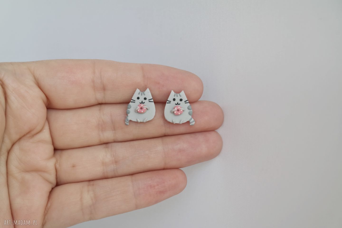 Maleńkie kolczyki Pusheen z donatem
