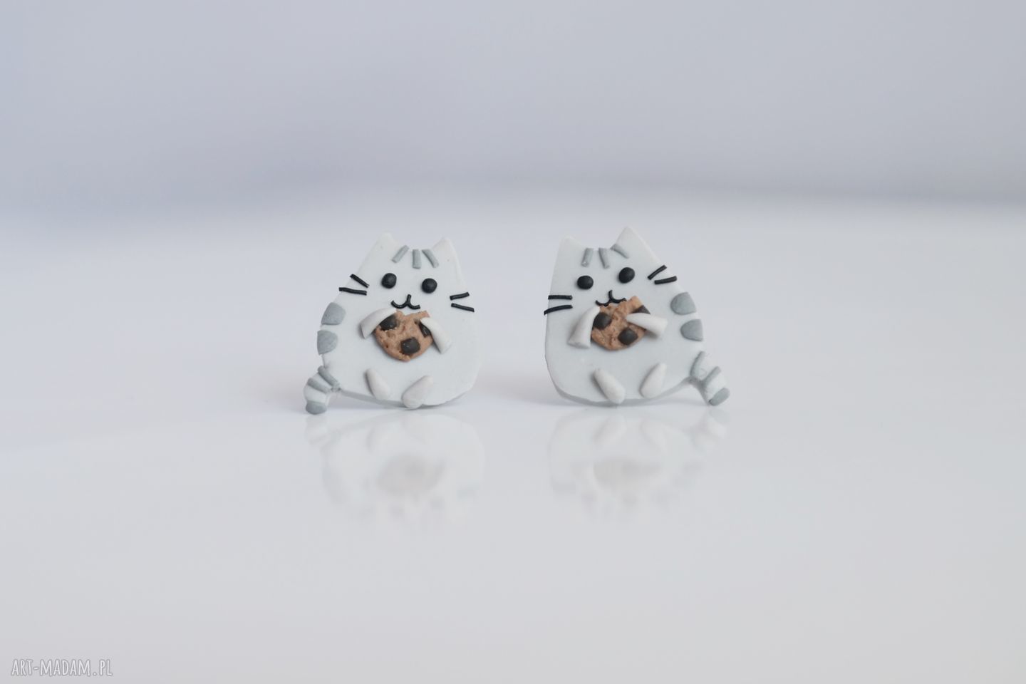 Maleńkie kolczyki Pusheen the cat z ciasteczkiem