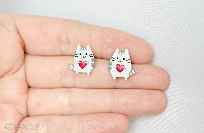 Maleńkie kolczyki Pusheen z serduszkiem