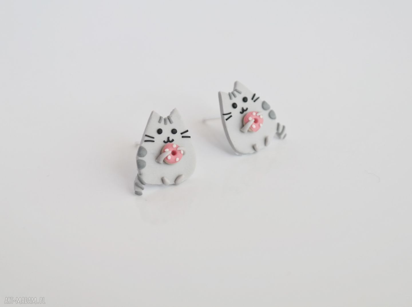 Maleńkie kolczyki Pusheen z donatem