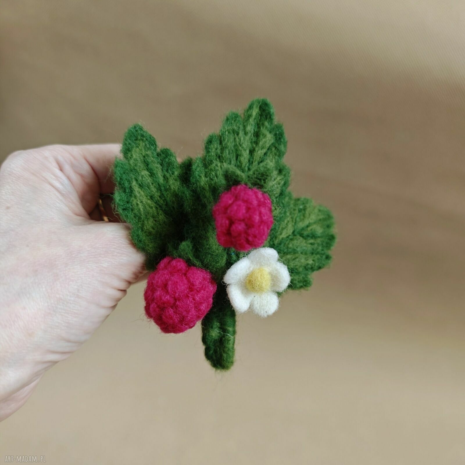 Malinowa broszka filcowana - ręcznie z wełny, ok. 10 cm