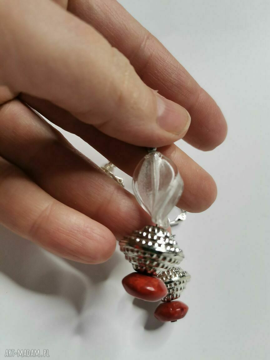 Klipsy malinowo-białe box w1 w stylu boho, folk i etno - szklane