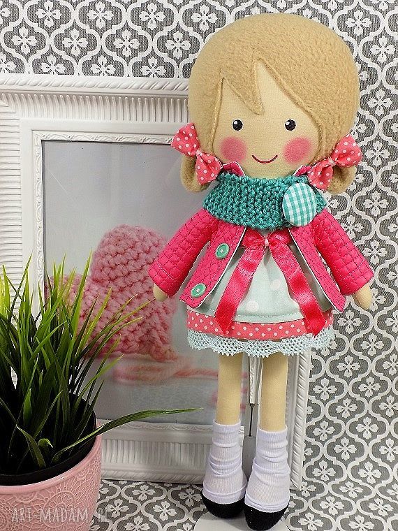 Malowana lala iga z wełnianym szalikiem