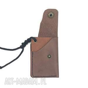 mały brązowy portfel skórzany na karty ręcznie uszyty