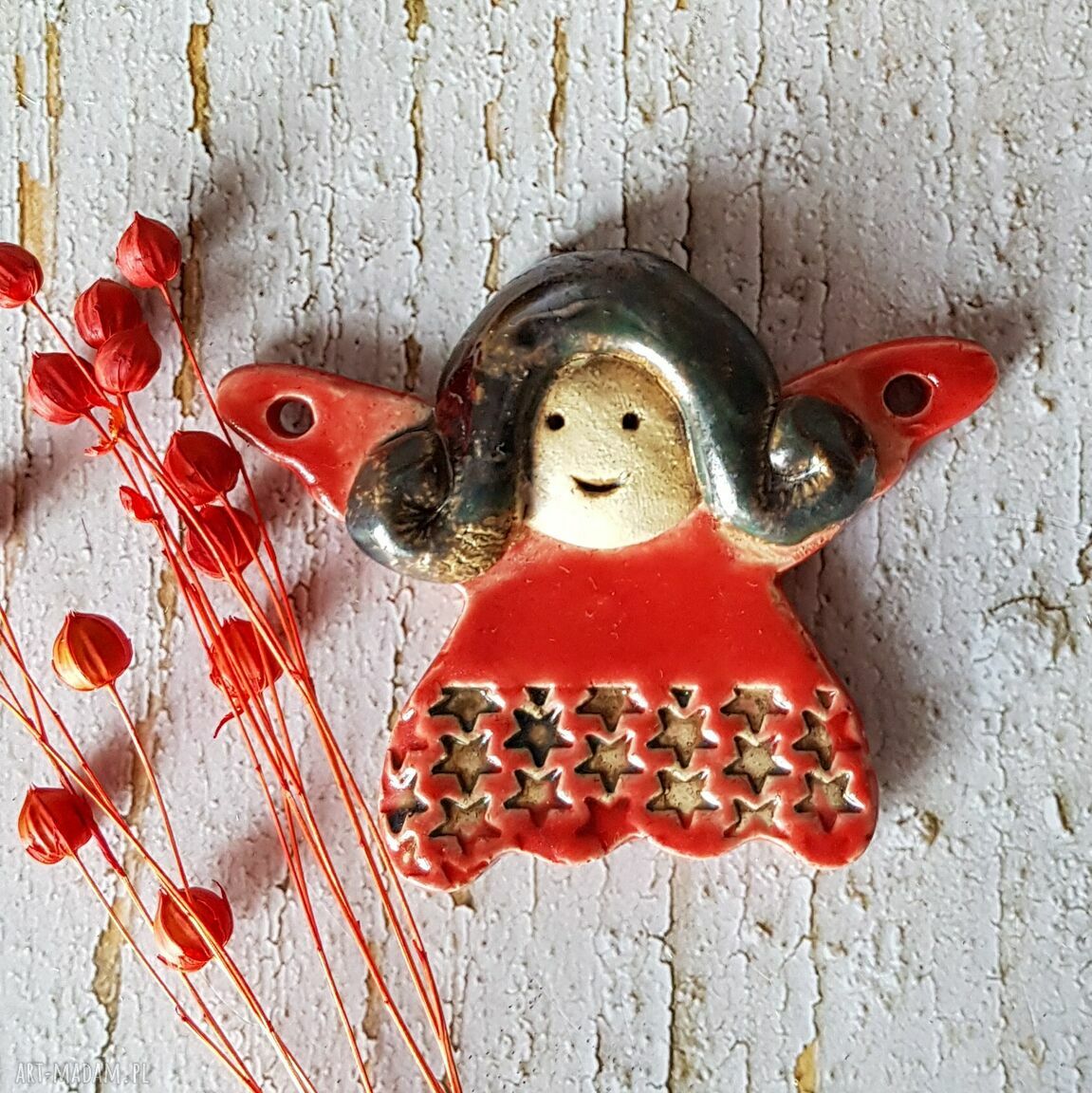 Mały czerwony aniołek ceramiczny - ręcznie robiony prezent na Chrzest i Komunię