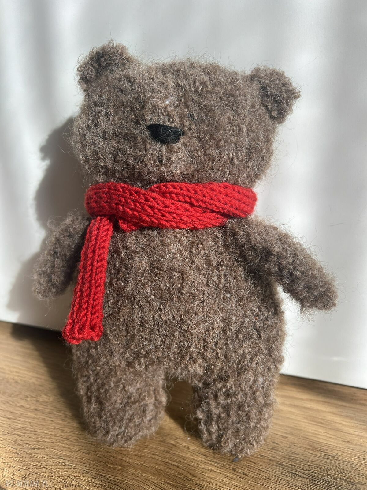 Mały miś dziergany ręcznie z szalikiem 22-23 cm