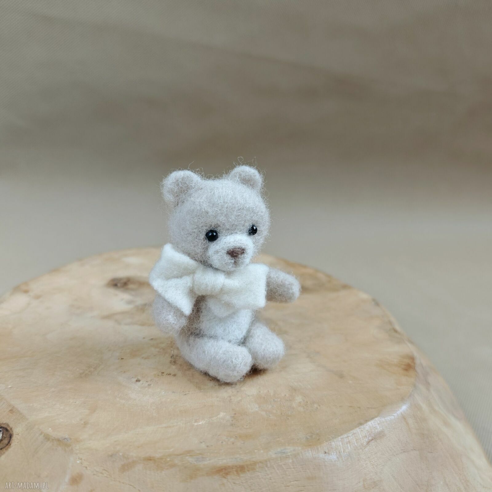 Mały miś z kokardą - filcowana figurka Rezerwacja