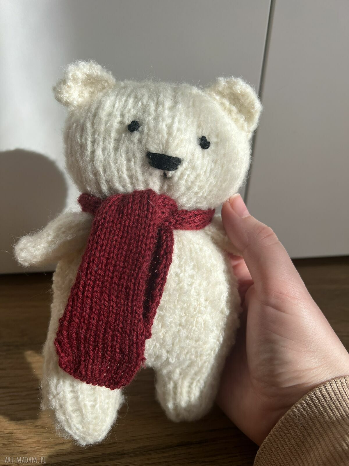 Mały miś dziergany ręcznie z szalikiem 22-23 cm