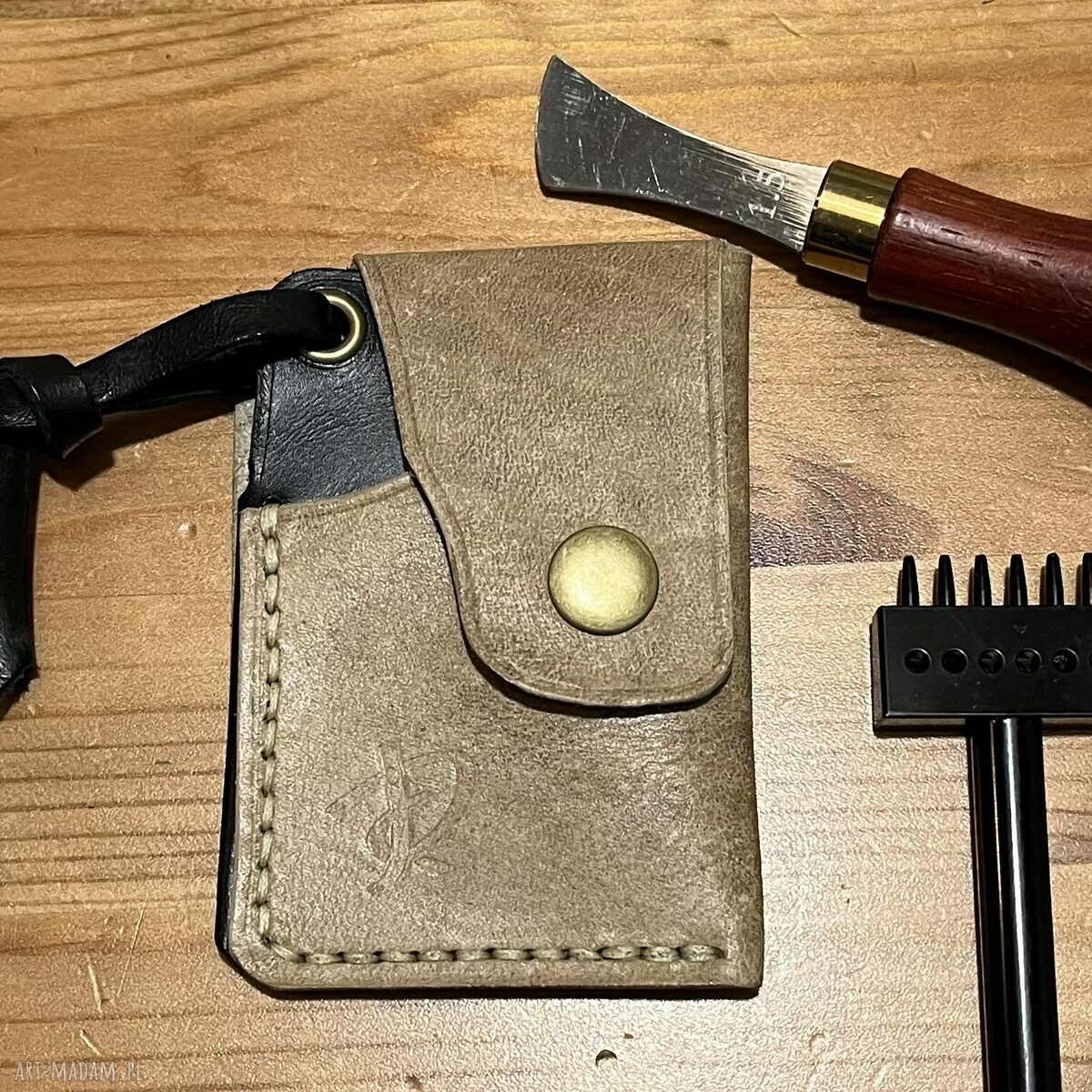 portfele: Mały portfel skórzany beżowo czarny ręcznie uszyty na karty. Autorskie