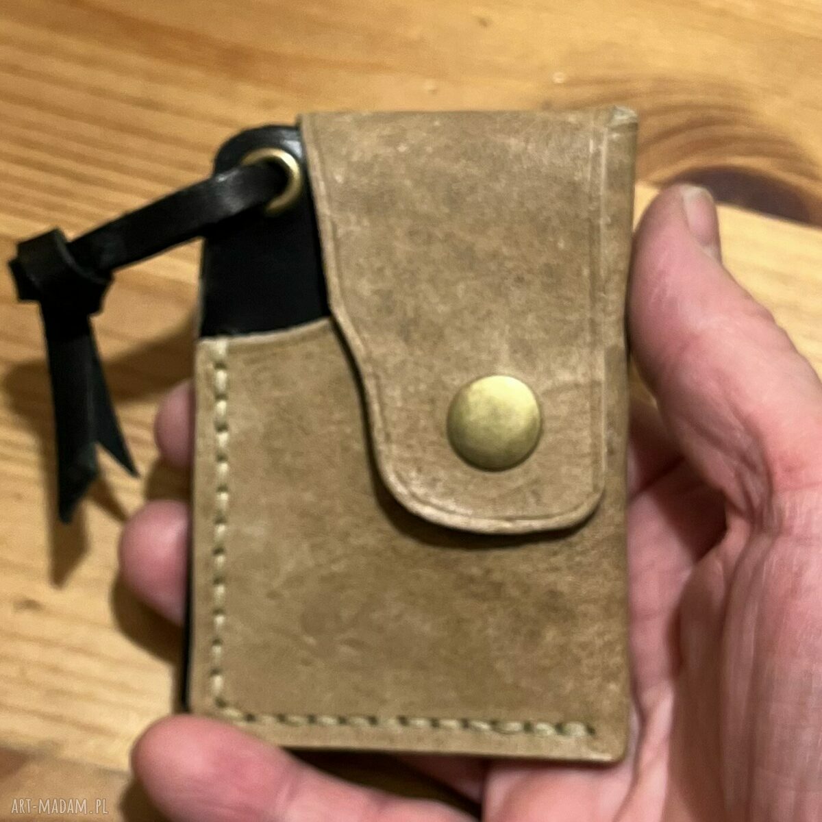 Mały portfel skórzany czarny ręcznie uszyty karty beżowy