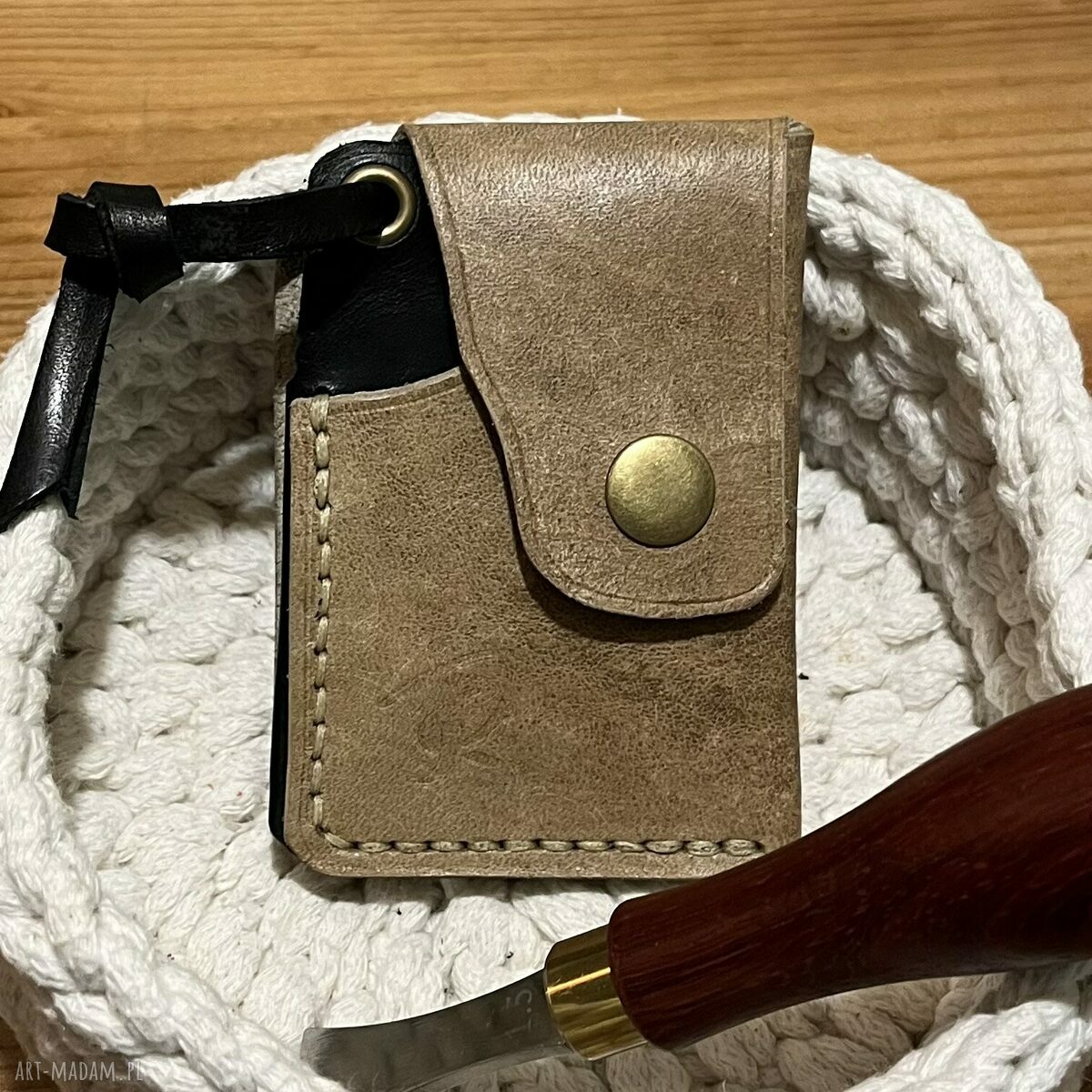 portfele: Mały portfel skórzany beżowo czarny ręcznie uszyty na karty. Autorskie