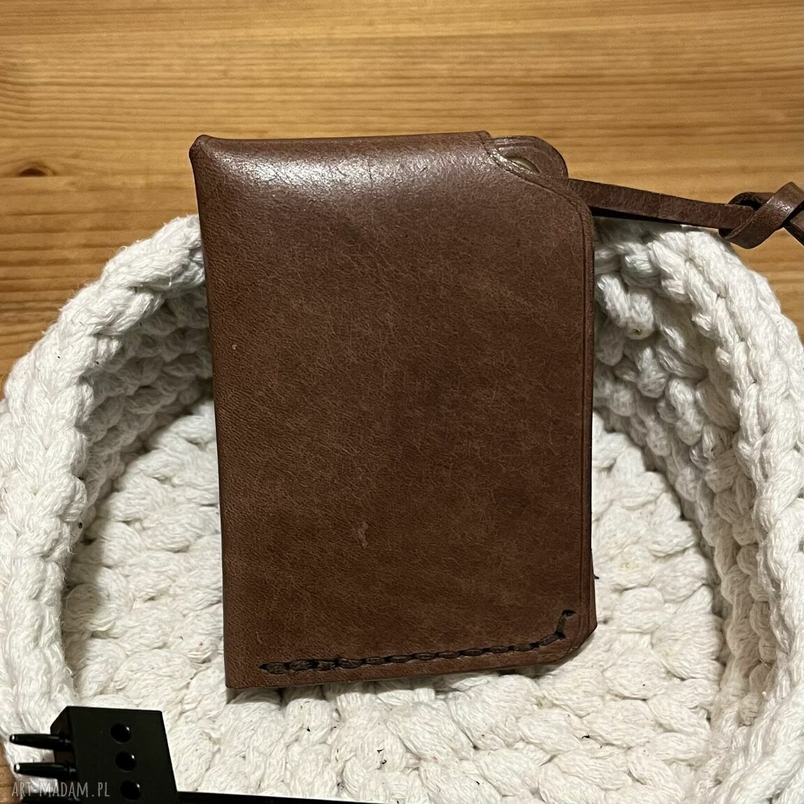 portfele: Mały portfel skórzany ciemno brązowy ręcznie uszyty na karty. Autorskie