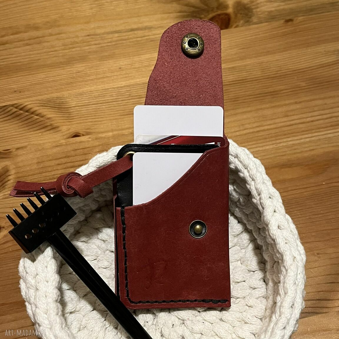 portfele: Mały portfel skórzany czerwono czarny ręcznie uszyty na karty. Autorskie