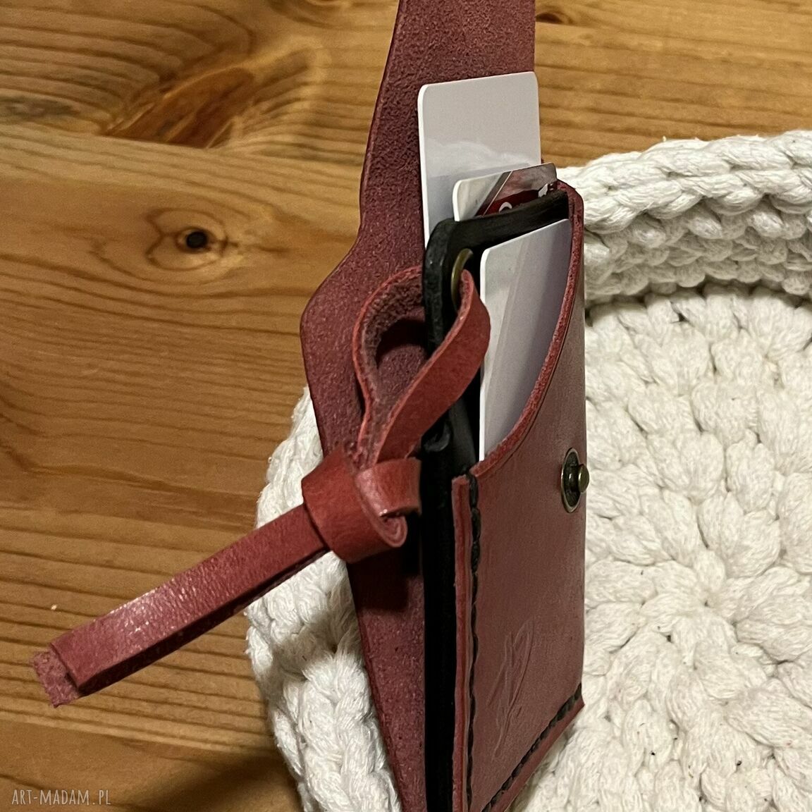 portfele: Mały portfel skórzany czerwono czarny ręcznie uszyty na karty. Autorskie