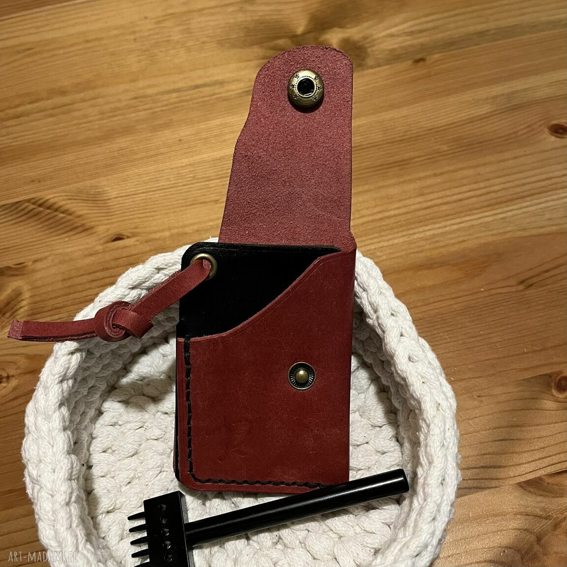 portfele: Mały portfel skórzany czerwono czarny ręcznie uszyty na karty. Autorskie