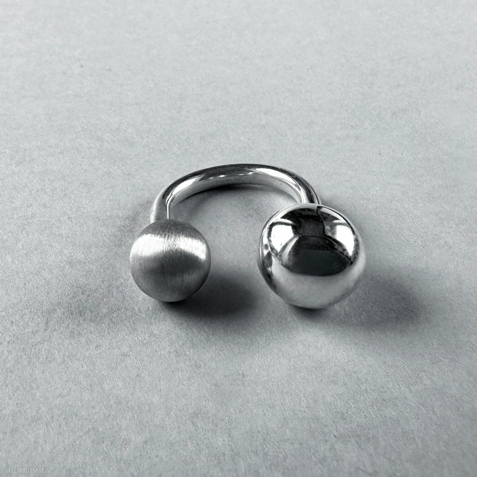 Mały regulowany pierścionek z kulkami 12 mm i 9 mm ze srebra 925