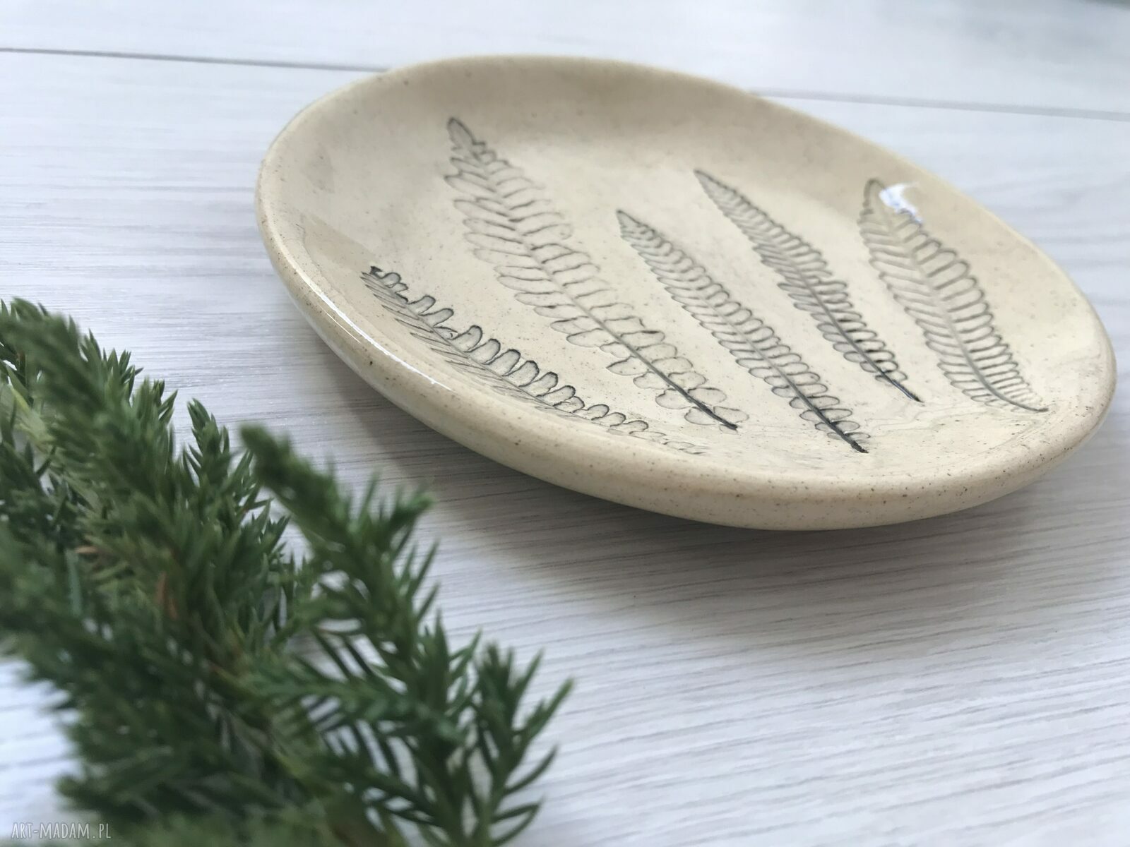 Mały ceramiczny talerzyk z odbiciem polnych roślin