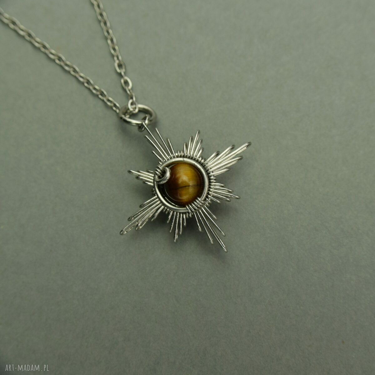 Mały wisiorek Róża Wiatrów z tygrysim okiem - wire wrapping