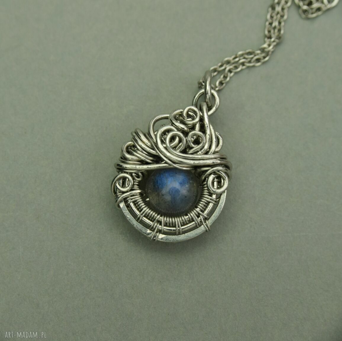 Mały wisiorek z niebieskim labradorytem w technice wire wrapping