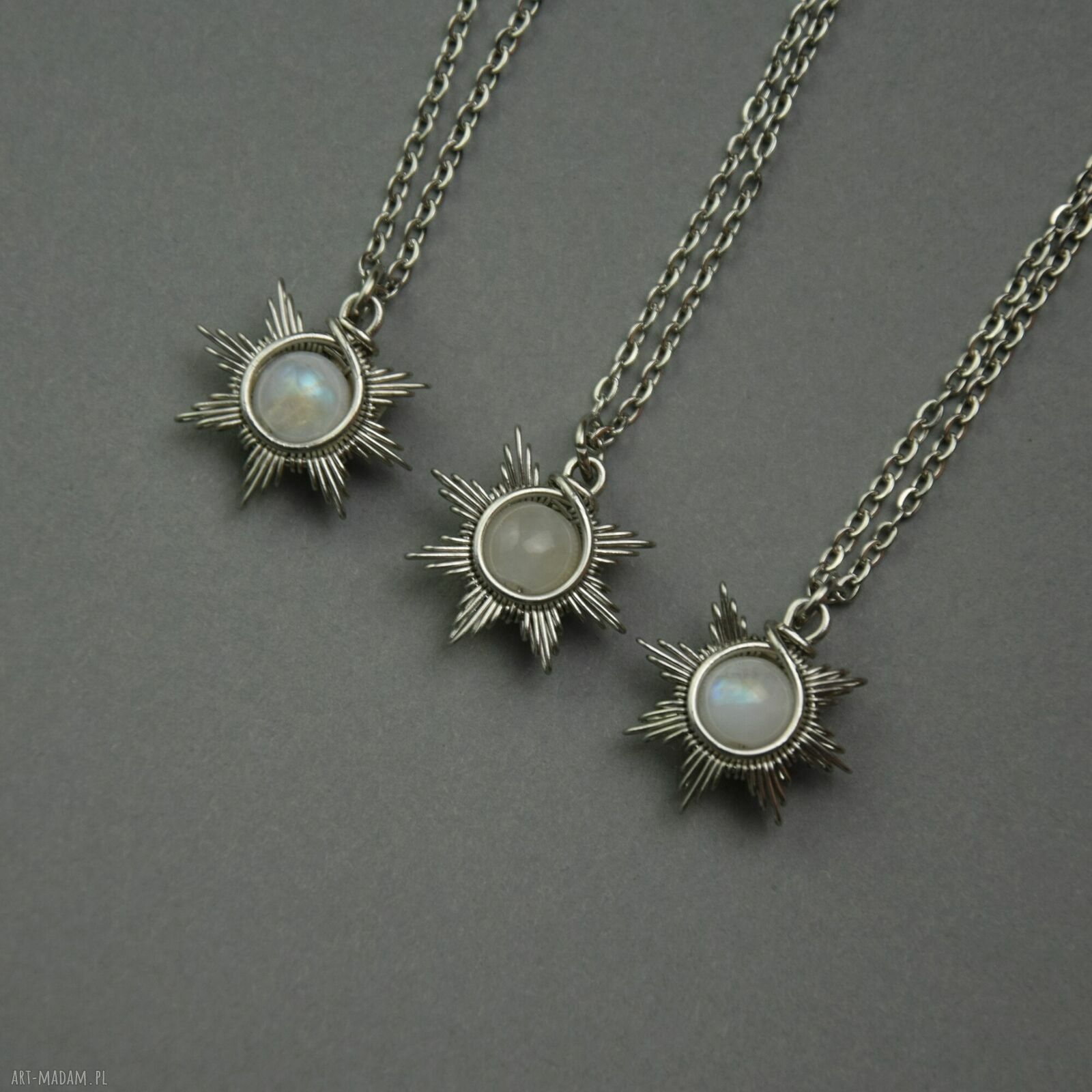 Mały wisiorek Słoneczko z kamieniem księżycowym - wire wrapping