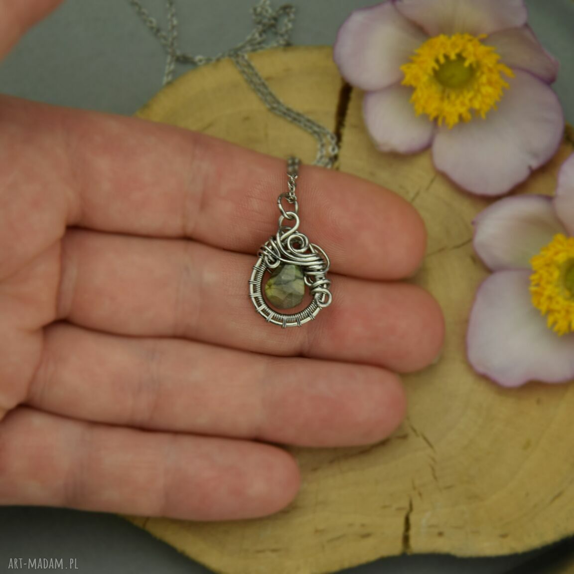 Mały wisiorek złoty labradoryt w technice wire wrapping