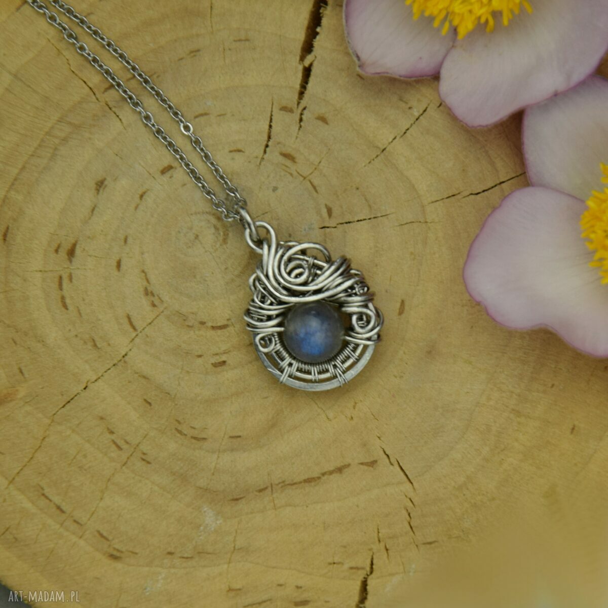 Mały wisiorek z niebieskim labradorytem w technice wire wrapping