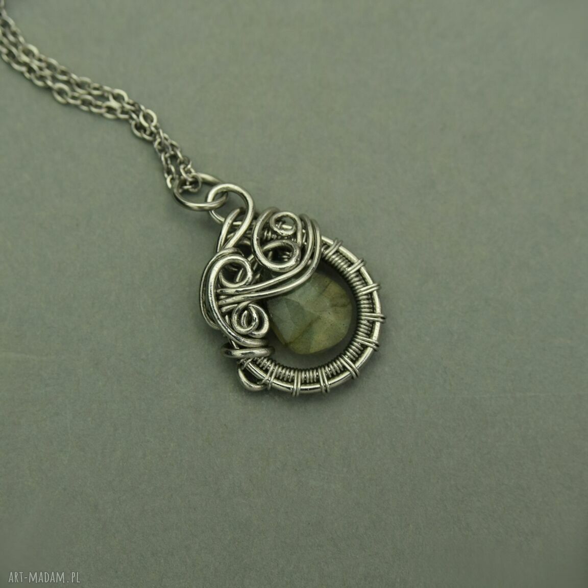 Mały wisiorek złoty labradoryt w technice wire wrapping